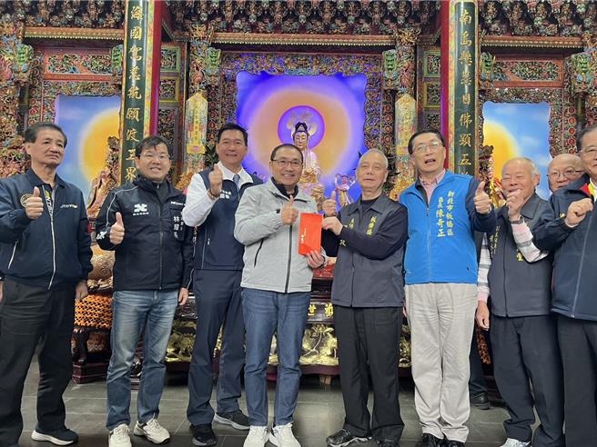 侯友宜代表市府致赠接源堂香油钱。（新北市民政局提供）