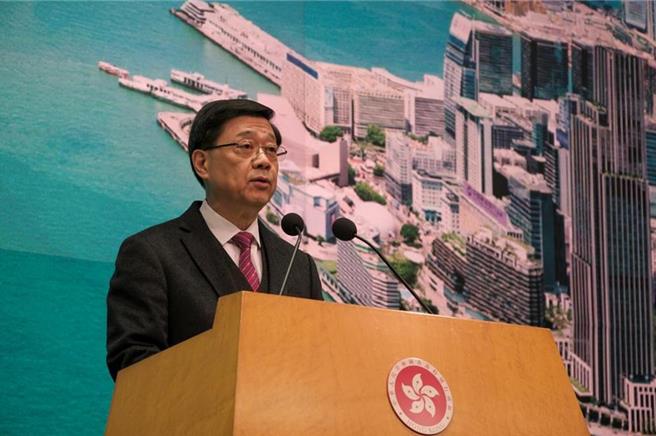 针对香港富豪李嘉诚旗下公司拟向美国财团出售全球43个港口经营权，香港特首李家超18日给出回应。（中新社）