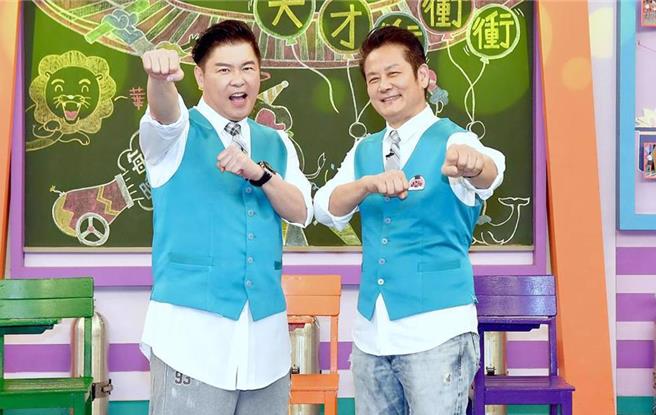 曾国城（左）、徐乃麟先后道歉。（华视提供）