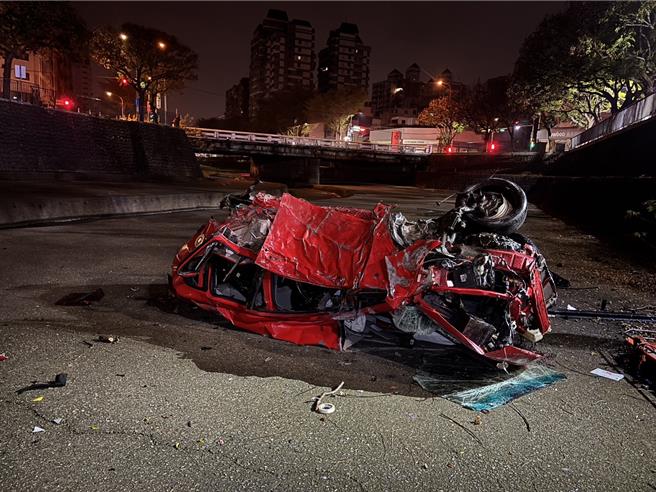 张男酒驾坠溪，座车摔成一堆废铁。（民眾提供／宝智华台中传真）