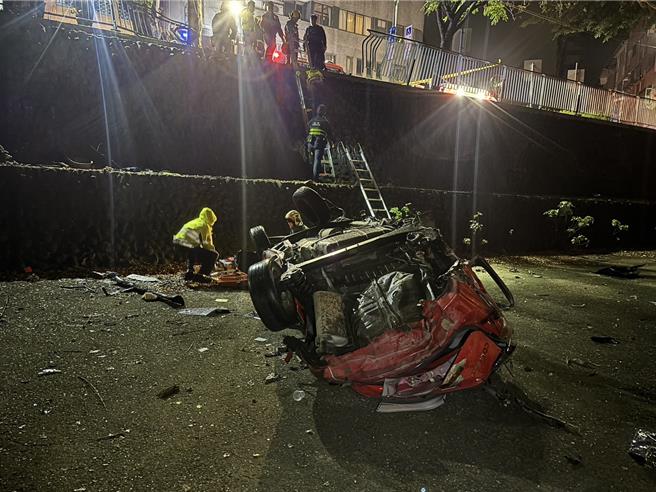 张男酒后驾车，高速衝破道路护栏，摔落3米深麻园头溪。（民眾提供／宝智华台中传真）