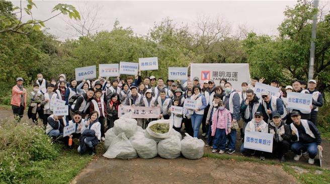 阳明海运携手供应链伙伴，举办移除外来种小花蔓泽兰活动。图／阳明