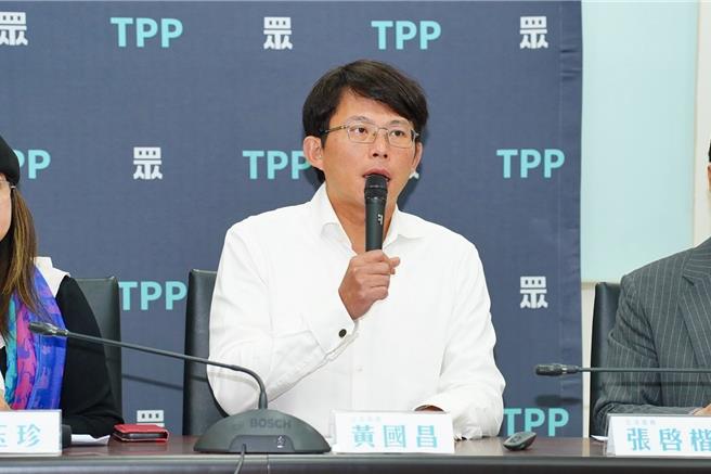 民眾党团总召黄国昌指出，今年2月诈骗案件逾1.1万件、财损60.8亿元，诈骗横行，行政院却砸15亿媒体宣传费，较去年暴增28％，行政院本部预算更大涨64％，沦为绿营媒体金库。（民眾党提供／张睿廷台北传真）