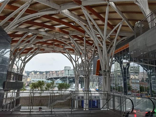 基隆轉運站的大頂棚下方，有不少野生鴿子、八哥等鳥類棲息，市府裝置聲音波驅鳥器因應，也規畫將設計隔離網。（張志康攝）