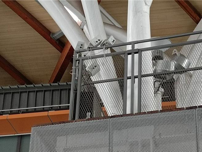 基隆轉運站的大頂棚下方，有不少野生鴿子、八哥等鳥類棲息，市府裝置聲音波驅鳥器因應，也規畫將設計隔離網。（張志康攝）