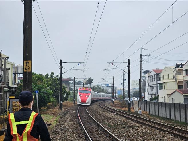 台铁今（18）日上午大约11点传意外，一名年约65岁老翁因不明原因闯入台南市新市车站至善化车站间的平交道，遭行经该区间的普悠玛南下列车撞击。（读者提供／张毓翎台南传真）