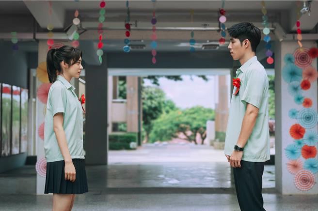 《有病才会喜欢你》男女主角詹怀云（右）、江齐与告五人一同演唱电影主题曲〈我天生－有病版〉。（红杉娱乐提供）