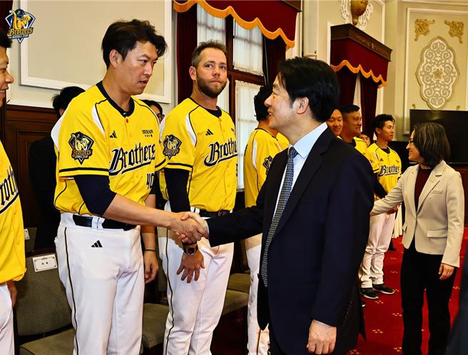 賴清德總統（右）叮嚀中信兄弟投手教練王建民（左二）有空多回台南。（中信兄弟提供）