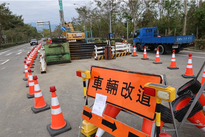 苗栗县政府18日通过道路挖掘施工监造及管理人员认证训练办法草案，未来工程单位挖路施工现场都需受过训练并获认证的施工监造及施工管理人员。（谢明俊摄）