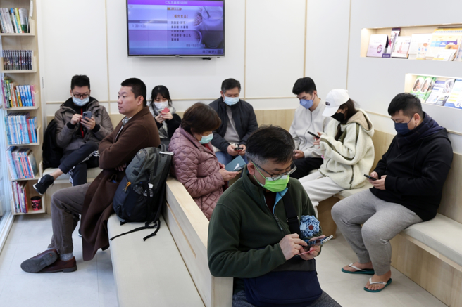 流感未脱离流行期，上周仍破10万多人就诊。图为民眾等候看诊。（示意图／本报资料照）