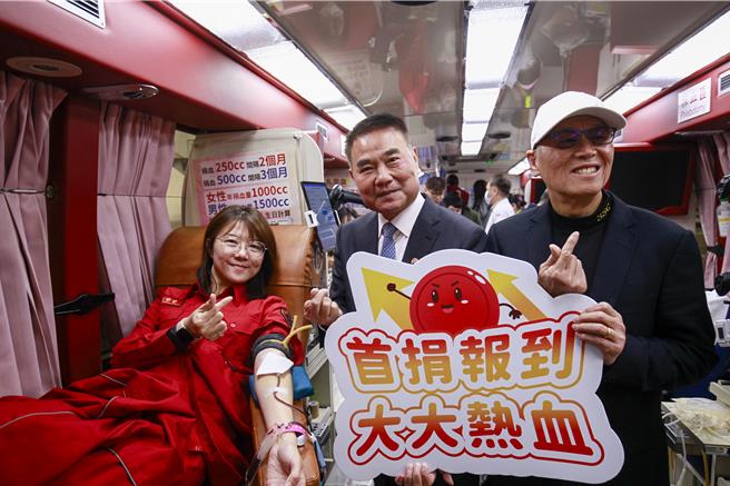 大大數位基金會延續去年成功走遍全台6縣市，募集1萬1810袋鮮血的公益活動，今年再度啟動「大大攜手讓愛延續」捐血家年華，目標募集1萬2000袋。活動將範圍擴大至7縣市，繼台北、新北、桃園、新竹縣之後，來到第5站－苗栗縣。（呂麗甄攝）