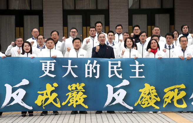 国民党主席朱立伦（前排黑衣者）17日和党籍立委在立法院议场前举行记者会，宣布将提出反戒严反废死公投提案。（资料照／赵双杰摄）