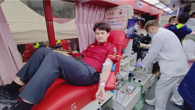 大大數位基金會延續去年成功走遍全台6縣市，募集1萬1810袋鮮血的公益活動，今年再度啟動「大大攜手讓愛延續」捐血家年華，目標募集1萬2000袋。活動將範圍擴大至7縣市，繼台北、新北、桃園、新竹縣之後，來到第5站－苗栗縣。（呂麗甄攝）