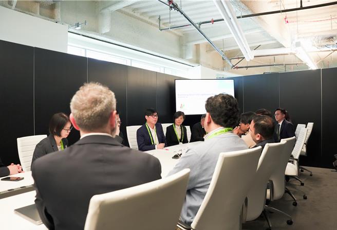 高市府团队与 NVIDIA 机器人技术与边缘人工智慧事业部门副总裁进行高雄智慧灯塔计画研讨与合作机会。（图／高市经发局）