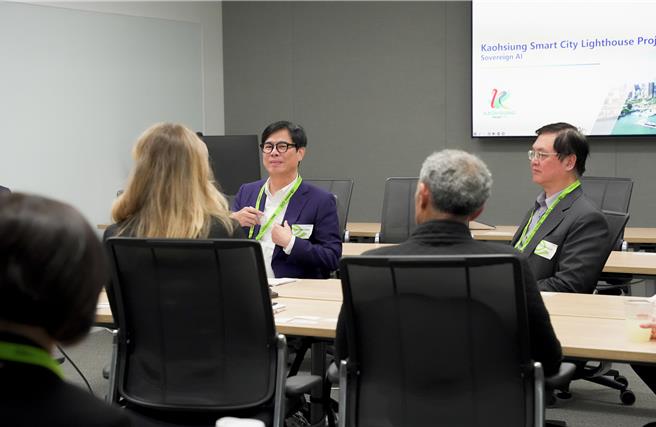 市府团队与 NVIDIA全球 AI 计画副总裁会面，讨论智慧大高雄主权 AI 计画。（图／高市经发局）