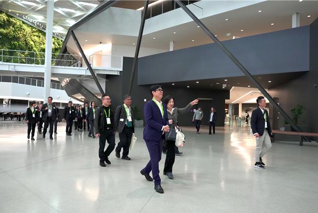 NVIDIA 全球副总裁亲自带领市府团队参访 NVIDIA 总部，深入了解全球最先进的 AI 发展环境与企业文化。（图／高市经发局）