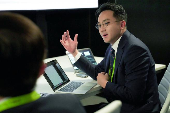 经济发展局长廖泰翔简报介绍高雄灯塔计划。（图／高市经发局）