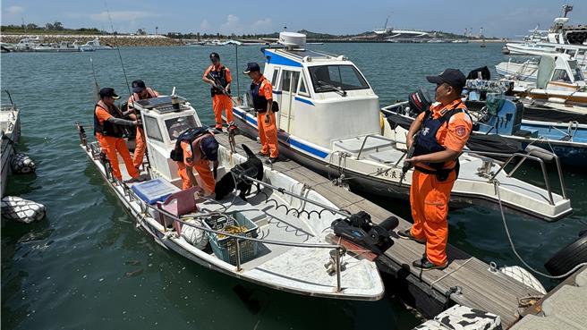 金门王男2024年12月间驾驶自用小船出海返航后丰港，因逃避登检强载船上4名岸巡人员出海，被依妨害公务罪判处有期徒刑3个月。金门地检署认原审判决认事用法及量刑尚有未洽，依法提起上诉。(示意图／于家麒摄)