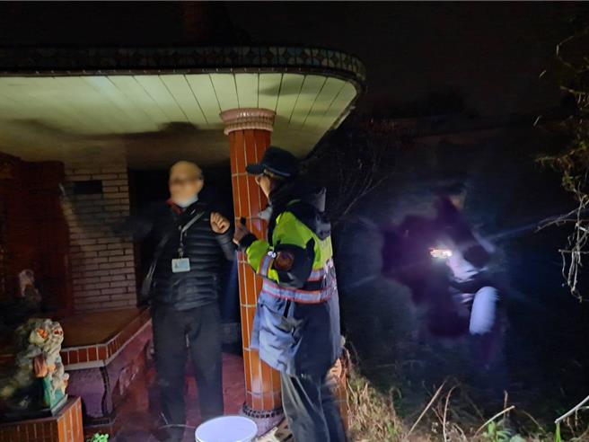 新北市瑞芳警分局牡丹派出所秉持专业态度进入墓地，救出因扫墓迷路受困的吕姓老翁。（瑞芳警分局提供）