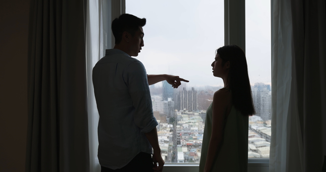 律师林智群表示，男女交往婚前被骗，最常见的案例是女生提出，开共同帐户存结婚基金。（示意图，shutterstock／达志）