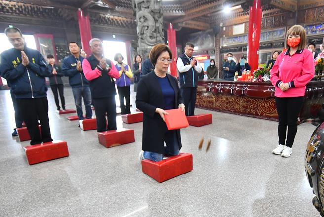 彰化国际海牛文化节今（18）日经县长王惠美掷筊请示妈祖，获妈祖3圣杯择定将在5月18日举办。（叶静美摄）