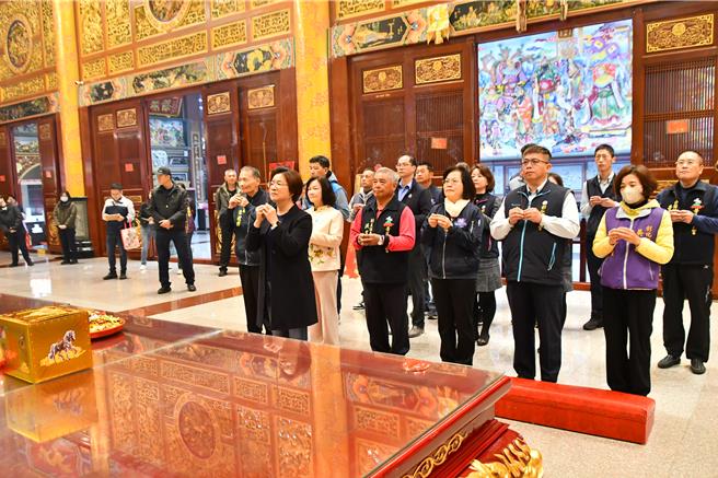 彰化县政府今(18)日于芳苑乡芳苑普天宫举行掷筊祈福仪式，以确定国际海牛文化节举办日期。（叶静美摄）