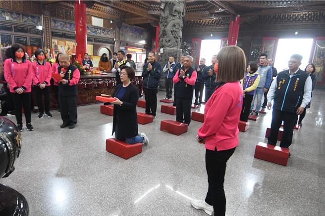 彰化国际海牛文化节今（18）日经县长王惠美掷筊请示妈祖，获妈祖3圣杯择定将在5月18日举办。（叶静美摄）