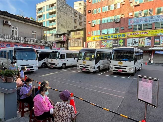 三芝区公所提供春祭法会免费接驳车。（图／三芝区公所）