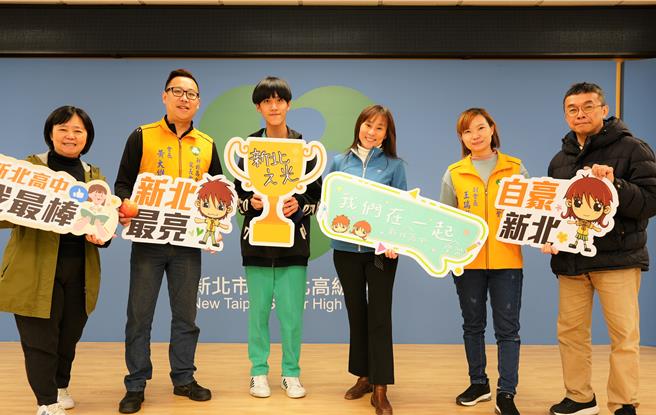 新北高中邱翊恩（左三）毕业于芦洲鹭江国中，录取台湾大学财务金融学系。（图／新北市教育局）