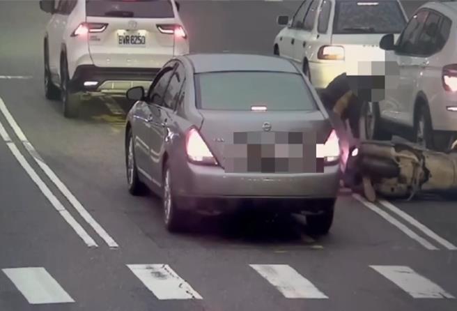 機車追撞騎士與乘客摔倒在地。（翻攝照片／洪靖宜高雄傳真）