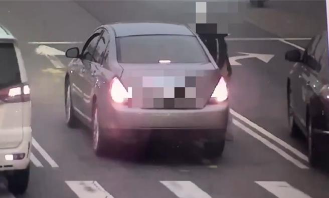 機車騎士拿了2000塊給車主後離開現場。（翻攝照片／洪靖宜高雄傳真）