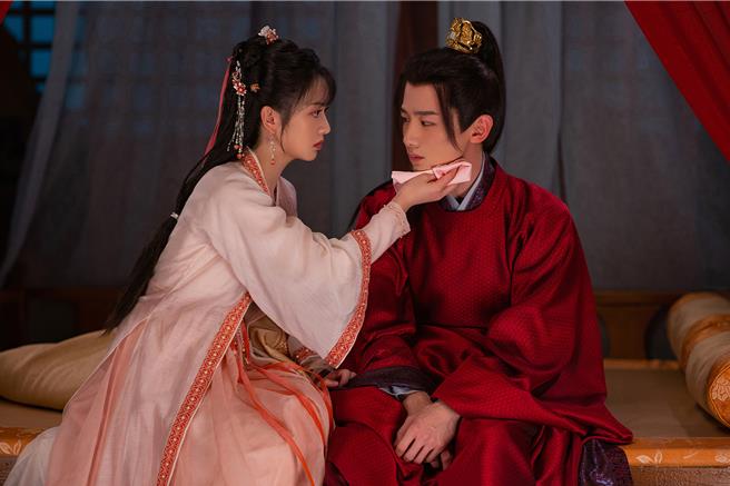 《卿卿日常》白敬亭（右）和田曦薇劇中「醉酒告白戲」掀討論熱潮。（愛爾達電視提供）