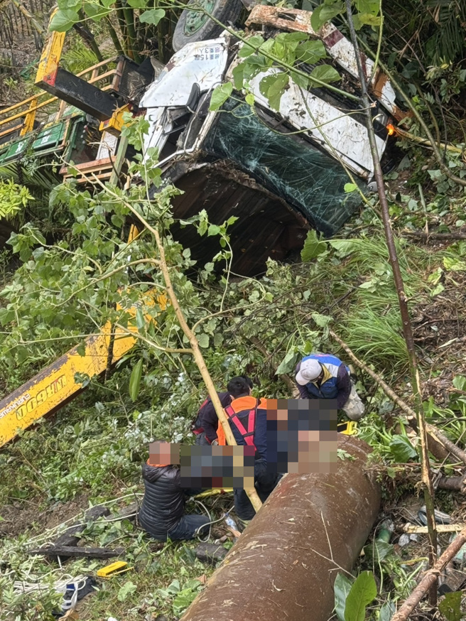 周姓吊车司机在仁和村执行清理作业时，疑似因机具操作异常，导致吊车突然失控，整辆车翻覆滑落边坡，周男当场被抛飞惨死。（图警方提供／简铭柱翻摄）