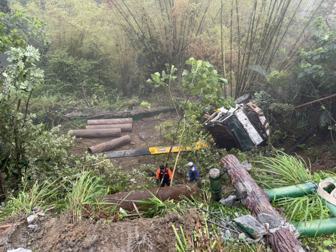 周姓吊车司机在仁和村执行清理作业时，疑似因机具操作异常，导致吊车突然失控，整辆车翻覆滑落边坡，周男当场被抛飞惨死。（图警方提供／简铭柱翻摄）