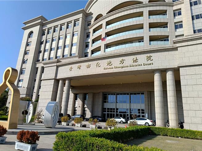 张姓女子带当时5岁男童前往某鹅肉店家借用厕所后，男童在走道上奔跑不小心绊倒跌坐进滚烫大汤锅中严重烫伤，男童双亲提民事求偿，彰化地院近日审结，判张女应赔偿男童212万5005元及男童双亲各20万元。（叶静美摄）