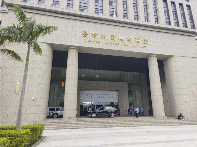 陆军步兵109旅有4名士官、士兵贩售丧尸烟弹给同袍，高姓班长没收烟弹后卖回士兵。桃园地方法院18日开准备程序庭，多数士官、士兵坦承犯案。班长辩护人为其求情，指他年轻视浅，担心他入监恐被狱友「再教育」，毁了年轻人未来。（赖佑维摄）