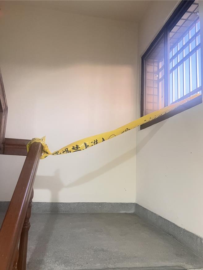 新北市三峡区发生一起意外，一名年约50余岁的男子在社区修缮电梯时，疑因身体不适靠在楼梯间休息，却突然倒地死亡。（民眾提供）
