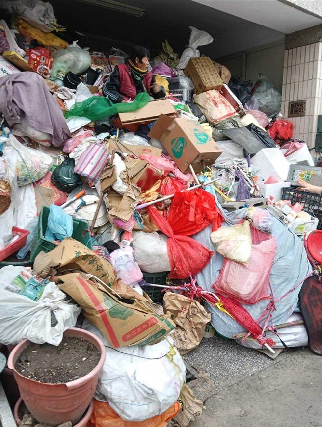 彰化县伸港乡1名60多岁妇女霸占他人透天厝骑楼盖垃圾山。（赖清美提供／叶静美彰化传真）