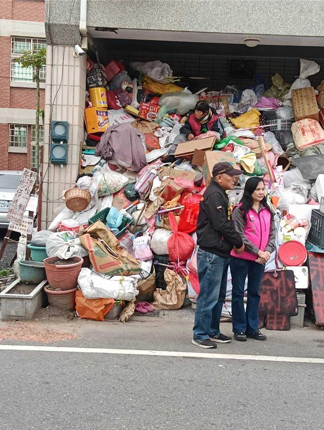 彰化县伸港乡1名60多岁妇女霸占他人透天厝骑楼盖垃圾山，县议员赖清美和新港村长蔡復成前往关怀。（赖清美提供／叶静美彰化传真）