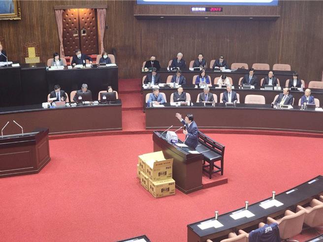 國民黨立法委員謝龍介今(18)日質詢行政院長卓榮泰時，先手持1袋衛生紙要送給他，稱台南楠西地震災民認為各部會預算被砍到連廁所衛生紙都沒有，要送衛生紙過來。(黃敬文攝)