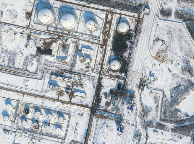 2025年2月25日，衛星圖像顯示俄羅斯梁贊的煉油廠遭烏克蘭無人機襲擊後的損害狀況。（路透社）