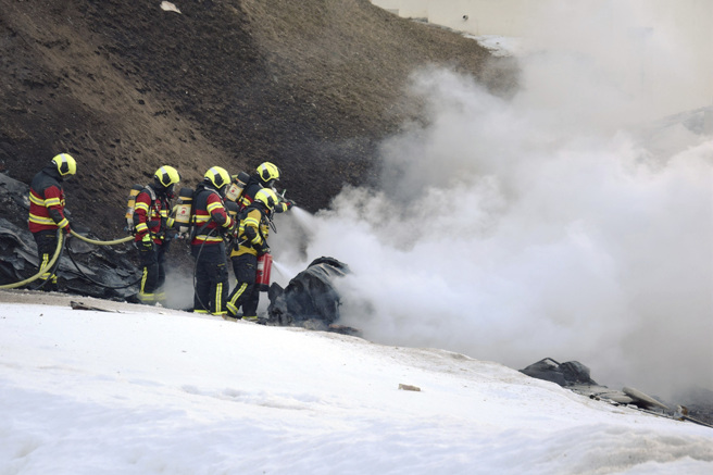 2025年3月18日，瑞士格劳宾登邦一架小客机坠毁在拉蓬特查穆埃什村，消防对于现场灭火。（美联社）
