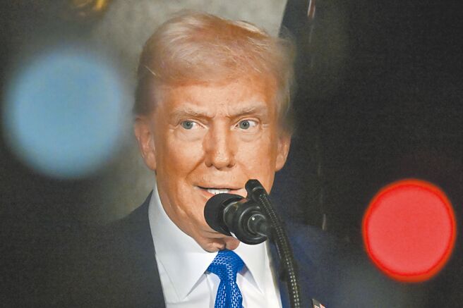 台灣人對美軍協防台灣的信心趨勢，2020 年九月到 2021 年十月，涵蓋川普總統第一任期後段，以及拜登總統剛上任第一年，有高達六成以上台灣人相信美軍協防台灣。（圖／美聯社）