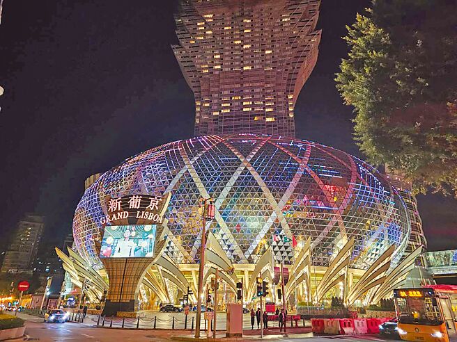 长荣航空2025年3月30日起与澳门航空展开共用班号联营合作，合计抢下台澳线7成市占率。图为澳门夜景。（黄琮渊摄）