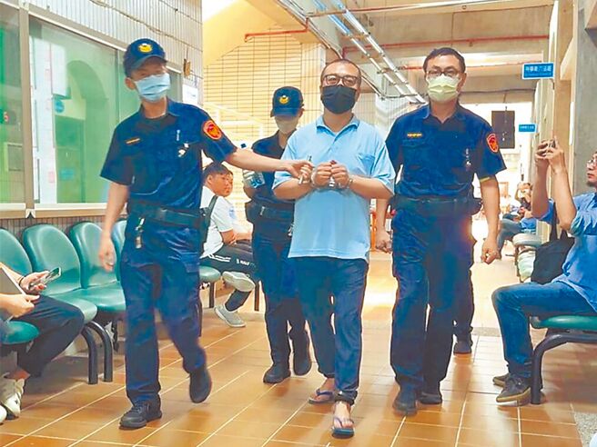 台中地檢署偵辦九州博弈集團涉賭、洗錢案，認為集團總裁陳政谷（右二）涉收取賭金、洗錢達438億餘元，台中地院17日裁定陳以2億元交保。（本報資料照片）