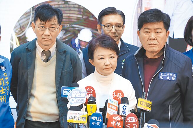 台中市魏姓母女3人遭店家誣賴竊盜被警察帶走，市長盧秀燕（中）17日向女童致歉說，「我代替警察伯伯說聲對不起」。（陳淑娥攝）