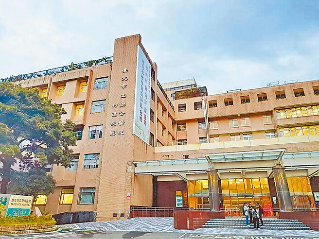 台北市立聯合醫院住院醫師向北市醫師職業工會投訴，院方有高薪低報狀況，聯醫回應，住院醫師月薪由本薪、職級加給及生活津貼構成，並依法投保、給予加班費加成，部分獎勵金採按月發放。（本報資料照片）