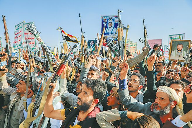 美国总统川普15日下令美军，对叶门叛军「青年运动」多个据点实施大规模军事打击。青年运动声称，24小时内在红海两次袭击美国航母及随行军舰，誓言将攻击美国货船。（美联社）