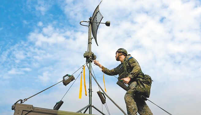 针对中共以我国部分国军人员个资，抹黑资通电军有「骇客」、「网攻」等情，资通电军17日表示，中共撷取网路公开图片「指鹿为马」，无端拼凑指控。图为资通电军指挥部人才招募宣传影片。（摘自国军人才招募中心）