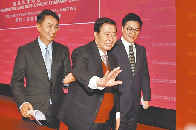 香港恒基地产集团创办人李兆基（中）17日逝世，享寿97岁。（中新社）